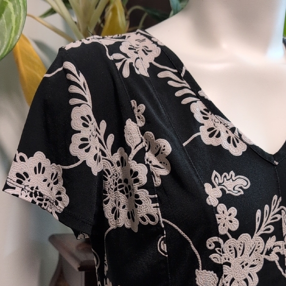 Sami & Jo Monochrome Floral Short Sleeve Top - Picture 3 of 10